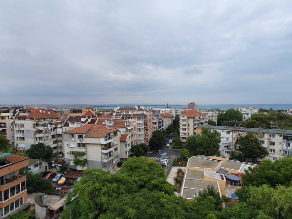 Тристаен апартамент в Бургас, Изгрев - 86 кв.м за 2791 €/кв.м - Снимка #1