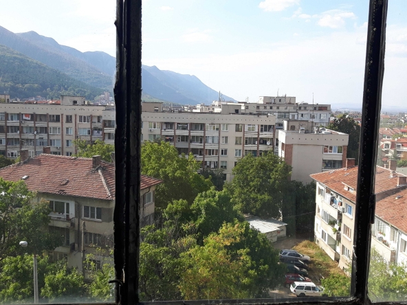 Дава се под наем Двустаен апартамент в Враца, Център - 68 кв.м за 280.5 € - Снимка #1