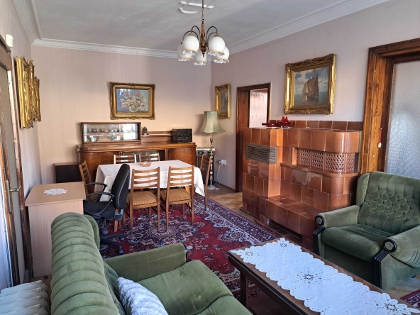 Дава се под наем Тристаен апартамент в София, Център - 85 кв.м за 586.5 € - Снимка #1