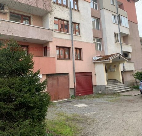 Тристаен апартамент в Перник, Рено - 145 кв.м за 1042 €/кв.м - Снимка #1