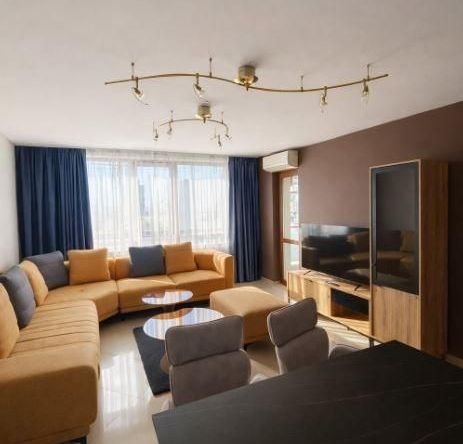 Дава се под наем Тристаен апартамент в Варна, Център - 102 кв.м за 1196.97 € - Снимка #1