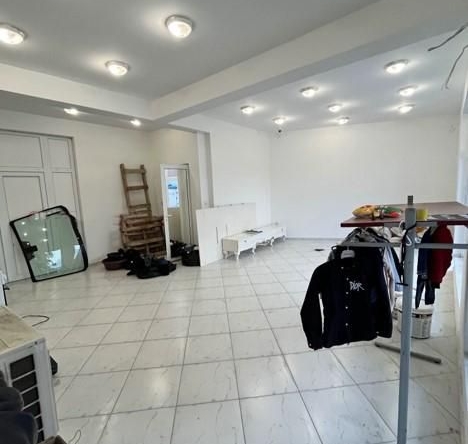 Дава се под наем Магазин в Пловдив, Център - 69 кв.м за 428.4 € - Снимка #1
