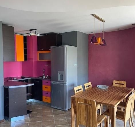 Дава се под наем Тристаен апартамент в Пловдив, Кършияка - 130 кв.м за 740 € - Снимка #1