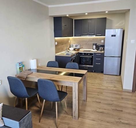 Дава се под наем Двустаен апартамент в Бургас, Лазур - 57 кв.м за 612 € - Снимка #1