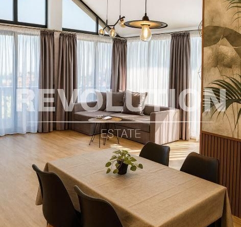 Дава се под наем Четиристаен апартамент в к.к. Св.Св. Константин и Елена - 100 кв.м за 1100 € - Снимка #1