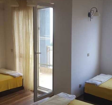 Дава се под наем Двустаен апартамент в Бургас, Меден рудник - зона А - 90 кв.м за 165 € - Снимка #1