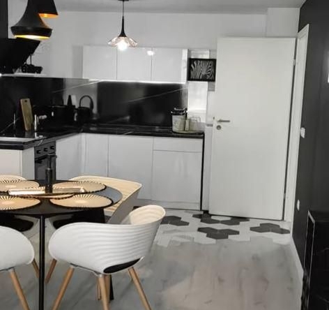 Дава се под наем Двустаен апартамент в Бургас, Братя Миладинови - 78 кв.м за 714 € - Снимка #1