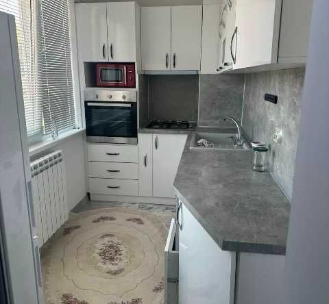 Дава се под наем Тристаен апартамент в Търговище, Център - 90 кв.м за 331.5 € - Снимка #1