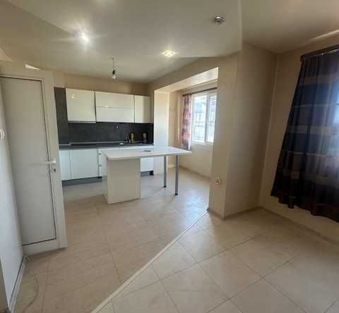 Двустаен апартамент в Казанлък - 66 кв.м за 8 €/кв.м - Снимка #1