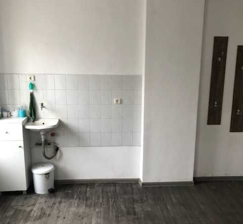 Дава се под наем Магазин в Кърджали, Център - 20 кв.м за 178.5 € - Снимка #1