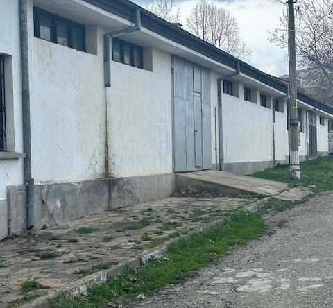 Промишлена сграда в Казанлък - 810 кв.м за 531 €/кв.м - Снимка #1