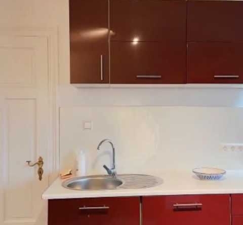 Дава се под наем Тристаен апартамент в Пловдив, Център - 92 кв.м за 418.2 € - Снимка #1