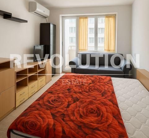 Дава се под наем Едностаен апартамент в Варна, Център - 30 кв.м за 300 € - Снимка #1