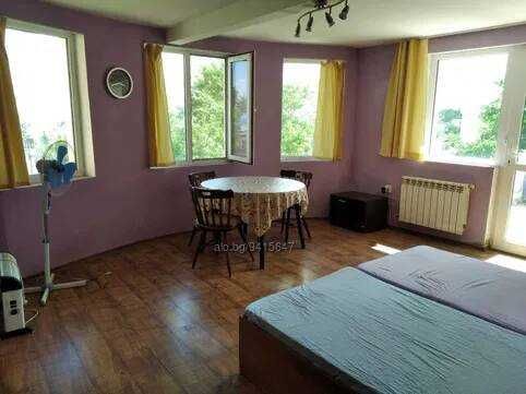 Дава се под наем Едностаен апартамент в Варна, м-т Траката - 45 кв.м за 204 € - Снимка #1