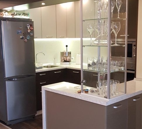 Дава се под наем Двустаен апартамент в Плевен, Идеален център - 78 кв.м за 433.5 € - Снимка #1