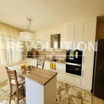 Дава се под наем Тристаен апартамент в к.к. Св.Св. Константин и Елена - 100 кв.м за 700 € - Снимка #1