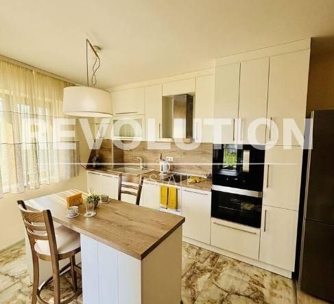 Дава се под наем Тристаен апартамент в к.к. Св.Св. Константин и Елена - 100 кв.м за 700 € - Снимка #1