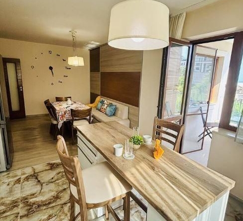 Дава се под наем Тристаен апартамент в к.к. Св.Св. Константин и Елена - 100 кв.м за 700 € - Снимка #1