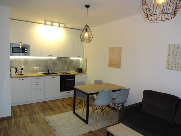 Дава се под наем Двустаен апартамент в к.к. Св.Св. Константин и Елена - 64 кв.м за 450 € - Снимка #1