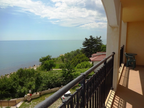 Дава се под наем Двустаен апартамент в к.к. Св.Св. Константин и Елена - 75 кв.м за 700 € - Снимка #1