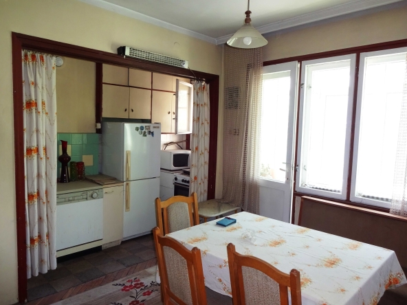 Дава се под наем Тристаен апартамент в Варна, Колхозен пазар - 80 кв.м за 306 € - Снимка #1