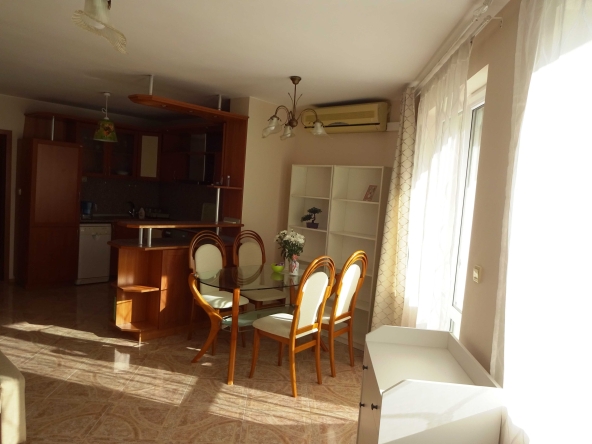 Дава се под наем Тристаен апартамент в Варна, Бриз - 92 кв.м за 561 € - Снимка #1