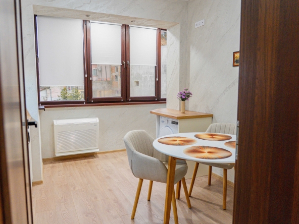 Дава се под наем Тристаен апартамент в Добрич, Център - 57 кв.м за 408 € - Снимка #1