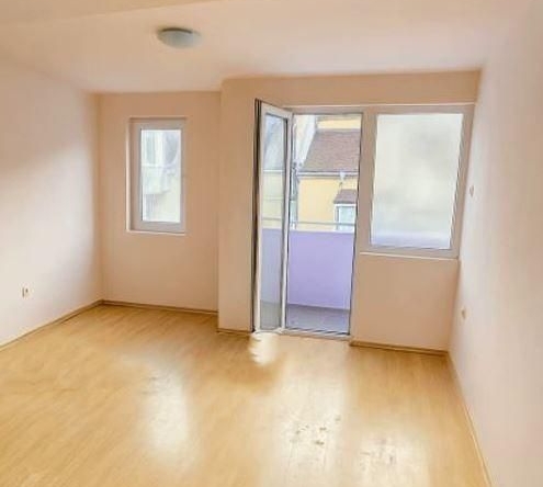 Дава се под наем Тристаен апартамент в Варна, Колхозен пазар - 78 кв.м за 325 € - Снимка #1