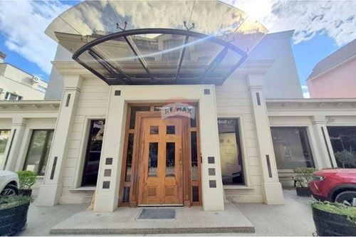 Дава се под наем Тристаен апартамент в Варна, Бриз - 180 кв.м за 1396.38 € - Снимка #1