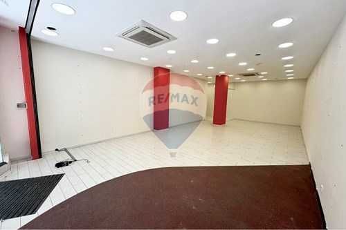 Дава се под наем Магазин в Шумен, Център - 82 кв.м за 1300 € - Снимка #1