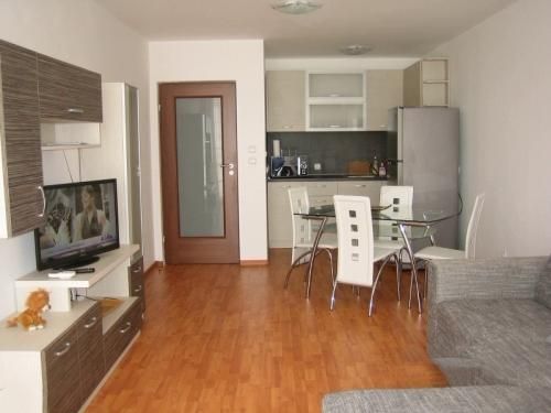 Дава се под наем Двустаен апартамент в София, Студентски град - 75 кв.м за 663 € - Снимка #1