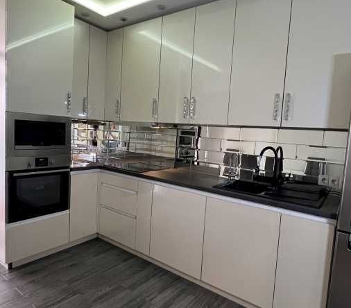 Дава се под наем Тристаен апартамент в София, Център - 90 кв.м за 561 € - Снимка #1