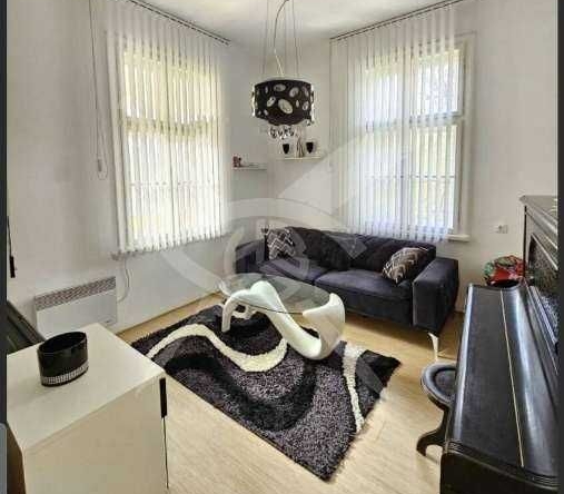 Дава се под наем Етаж от къща в Пловдив, Център - 87 кв.м за 588.03 € - Снимка #1