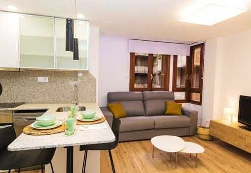 Дава се под наем Тристаен апартамент в Бургас, Славейков - 100 кв.м за 433.5 € - Снимка #1