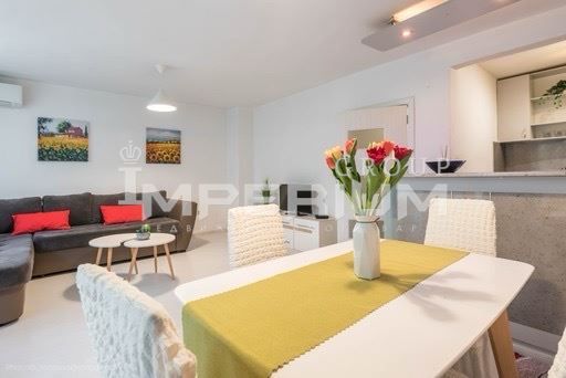 Тристаен апартамент в Варна, Генералите - 90 кв.м за 2278 €/кв.м - Снимка #1