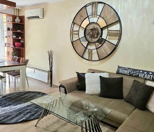 Дава се под наем Тристаен апартамент в Пловдив, Център - 118 кв.м за 550 € - Снимка #1