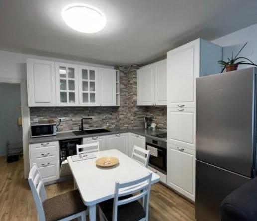 Дава се под наем Двустаен апартамент в София, Зона Б-18 - 81 кв.м за 725 € - Снимка #1