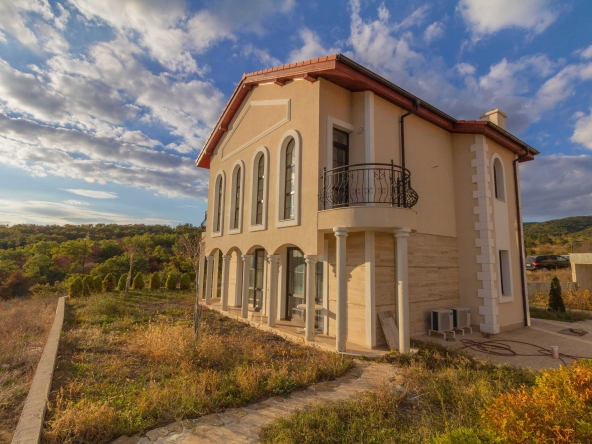 Дава се под наем Къща в Свети Влас - 152 кв.м за 1200 € - Снимка #1