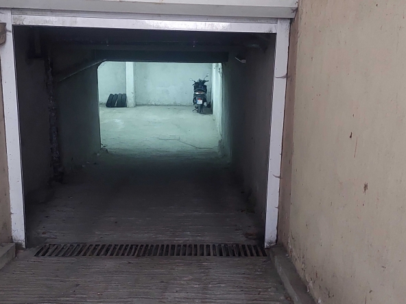 Дава се под наем Гараж / Паркомясто в София, Медицинска академия - 18 кв.м за 169.32 € - Снимка #1