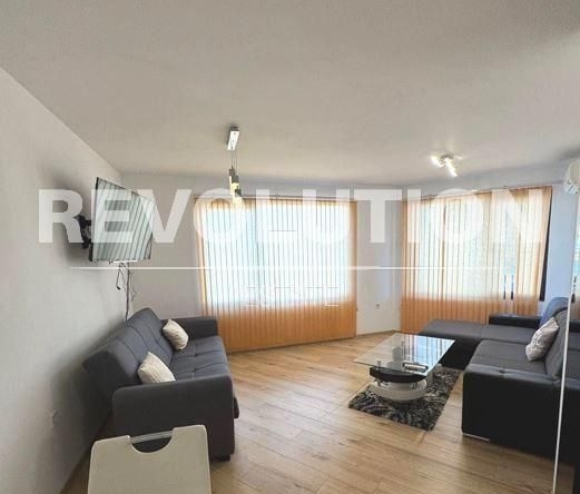 Дава се под наем Тристаен апартамент в Варна, Център - 75 кв.м за 558.45 € - Снимка #1