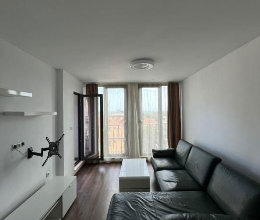 Дава се под наем Тристаен апартамент в Варна, Център - 107 кв.м за 1250 € - Снимка #1