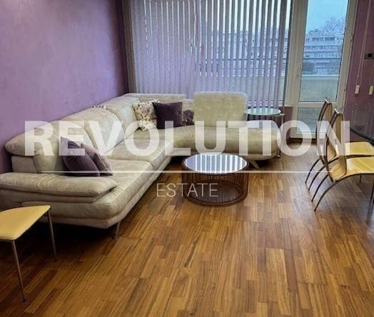 Дава се под наем Тристаен апартамент в Варна, Център - 100 кв.м за 847.62 € - Снимка #1
