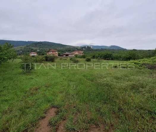 Парцел в Пловдив, Тракия - 2700 кв.м за 27 €/кв.м - Снимка #1