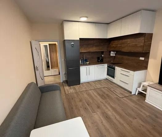 Дава се под наем Двустаен апартамент в Варна, м-т Пчелина - 54 кв.м за 613 € - Снимка #1