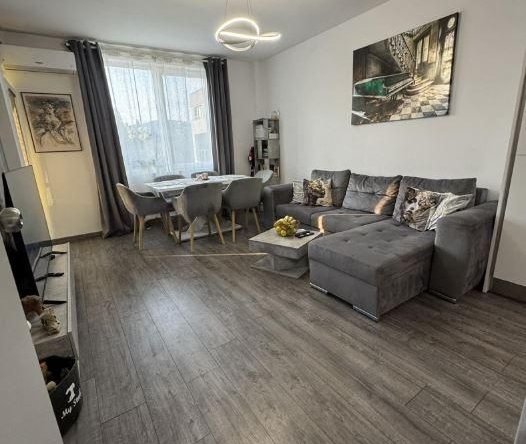 Дава се под наем Двустаен апартамент в к.к. Св.Св. Константин и Елена - 75 кв.м за 700 € - Снимка #1