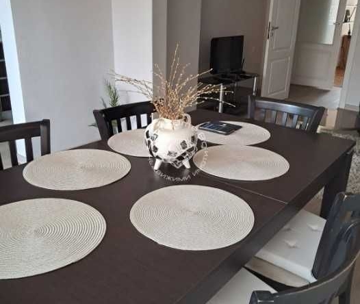 Дава се под наем Четиристаен апартамент в Варна, Център - 1000 кв.м за 1000 € - Снимка #1