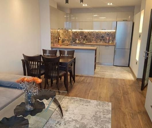 Дава се под наем Двустаен апартамент в Варна, Център - 61 кв.м за 598.23 € - Снимка #1