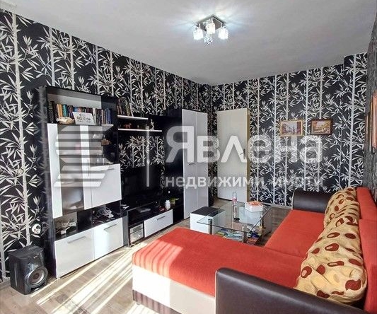 Дава се под наем Двустаен апартамент в Варна, Цветен квартал - 65 кв.м за 435 € - Снимка #1