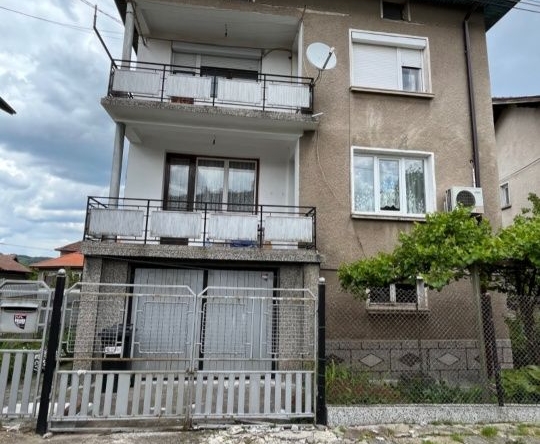 Къща в Перник, Байкушева махала - 255 кв.м за 404 €/кв.м - Снимка #1