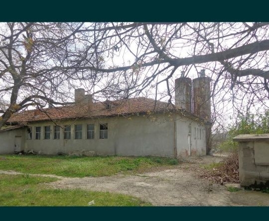 Промишлена сграда в Варна, Автогара - 650 кв.м за 157 €/кв.м - Снимка #1